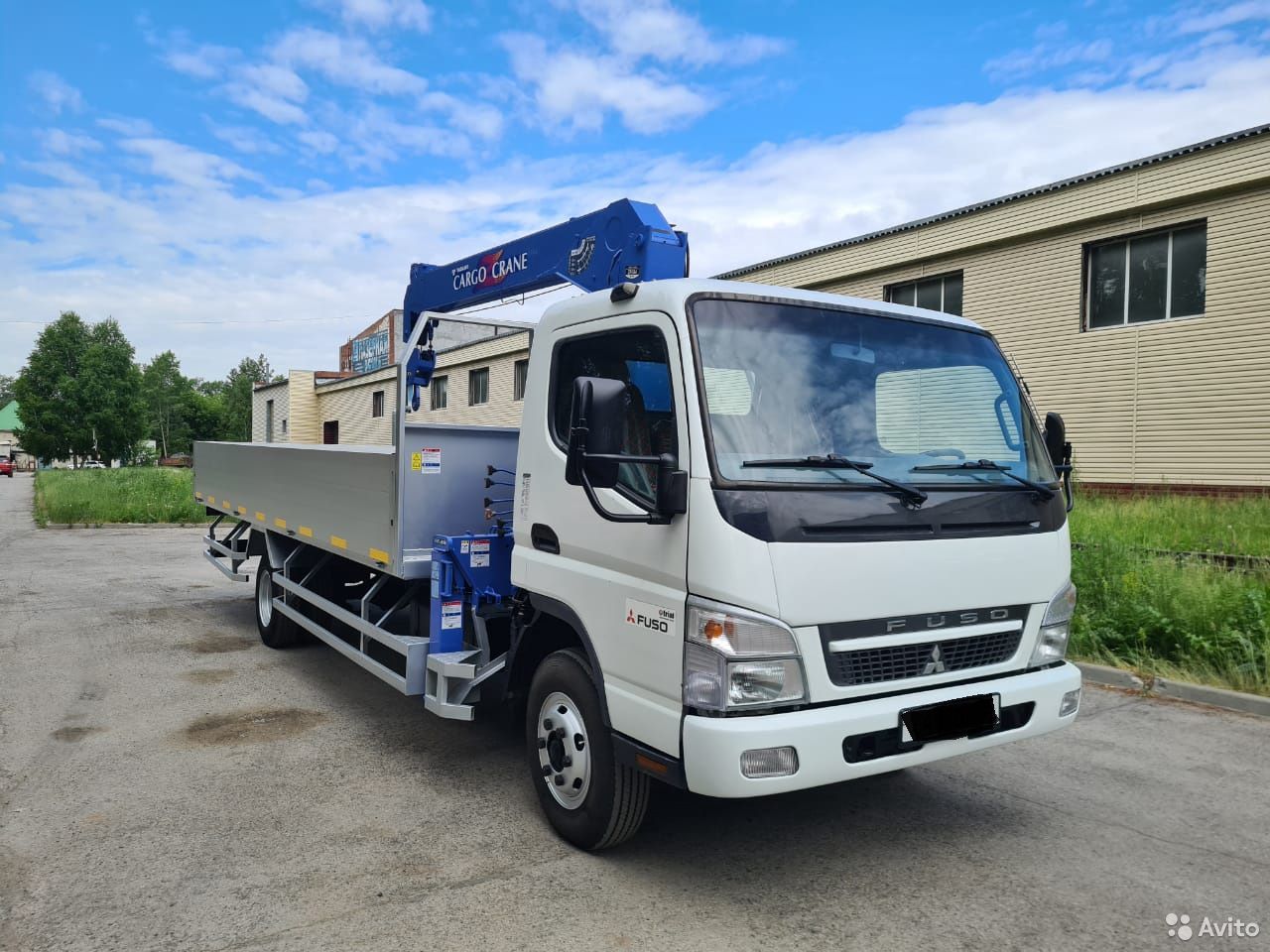 Бортовой грузовик с КМУ Mitsubishi Fuso Canter