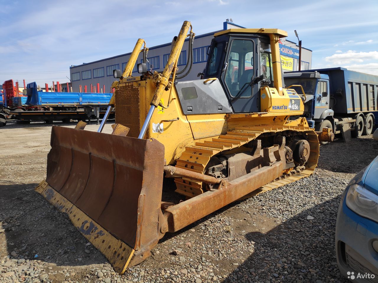 Гусеничный бульдозер Komatsu D65E-12