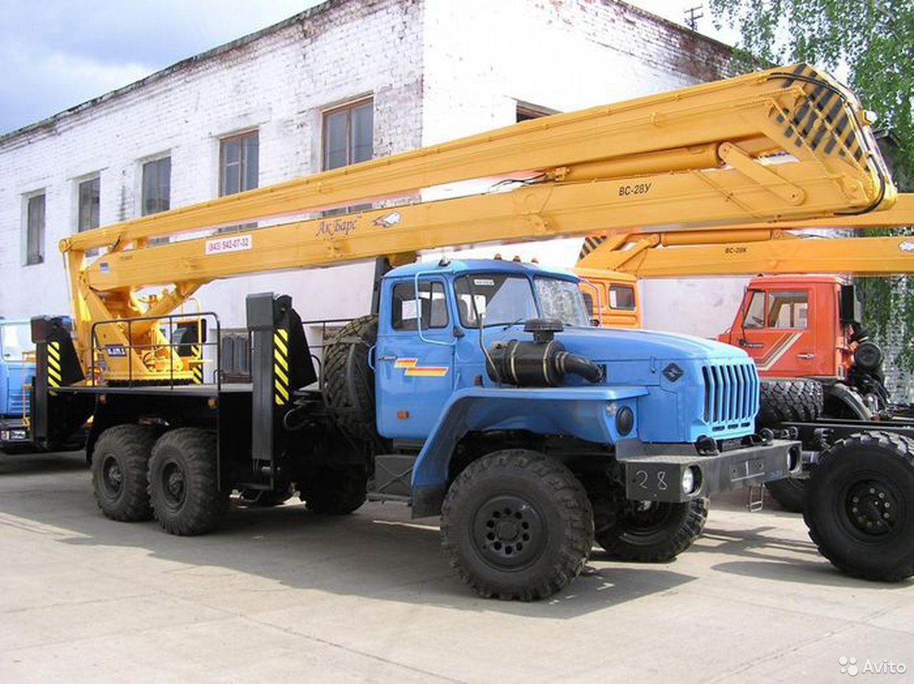 Автовышка УРАЛ 4320 с АГП КЭМЗ ВС-28У