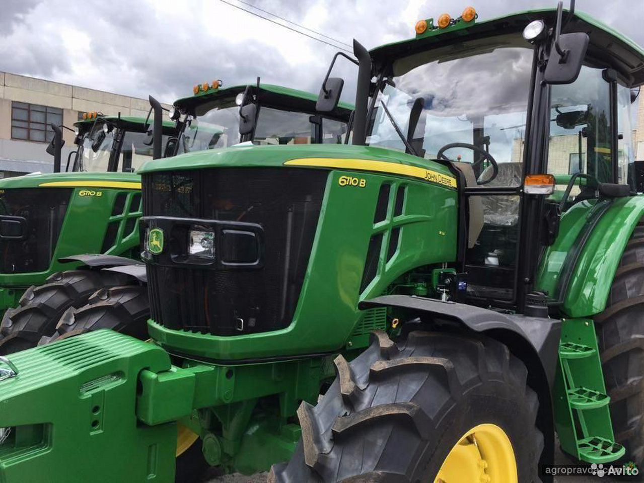 Трактор John Deere 6110 B Premium