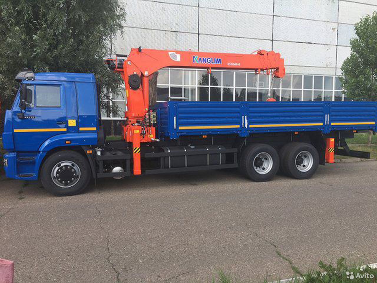 Бортовой грузовик с КМУ КамАЗ 65117 с КМУ Kanglim KS1256