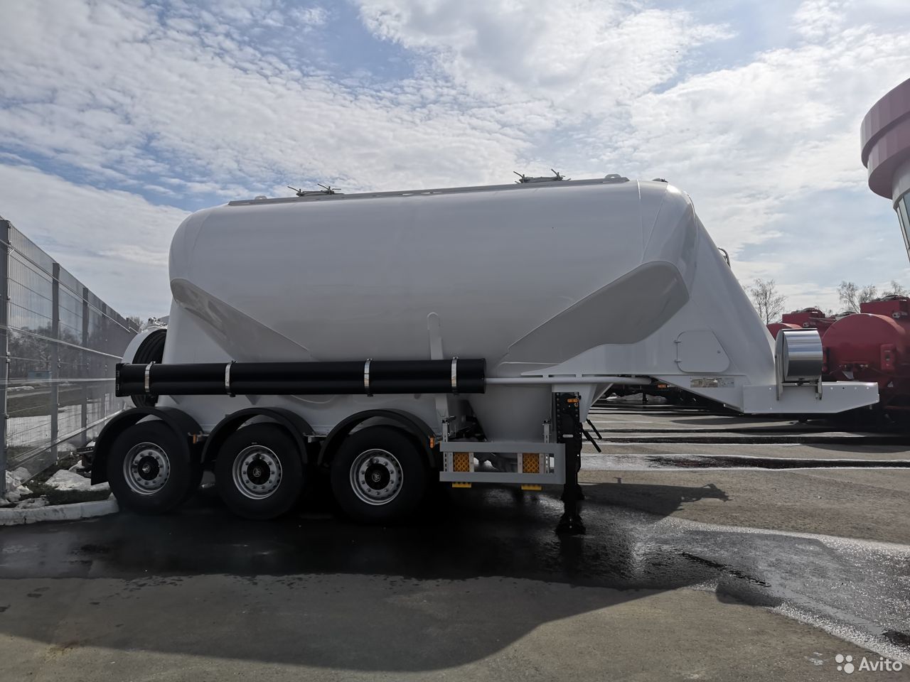 Полуприцеп цементовоз 28 кубов Hardox