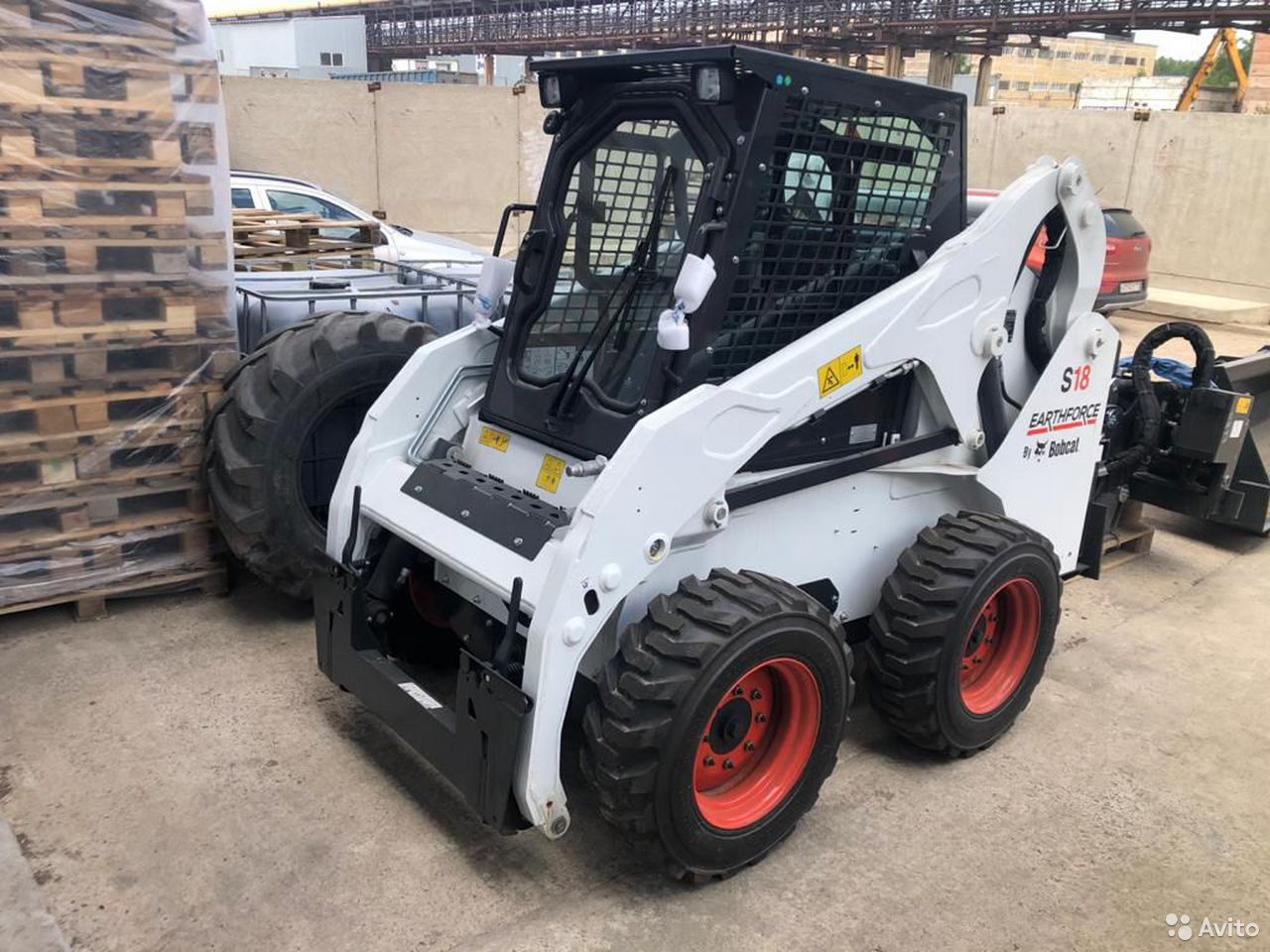Мини-погрузчик Bobcat Earthforce S18