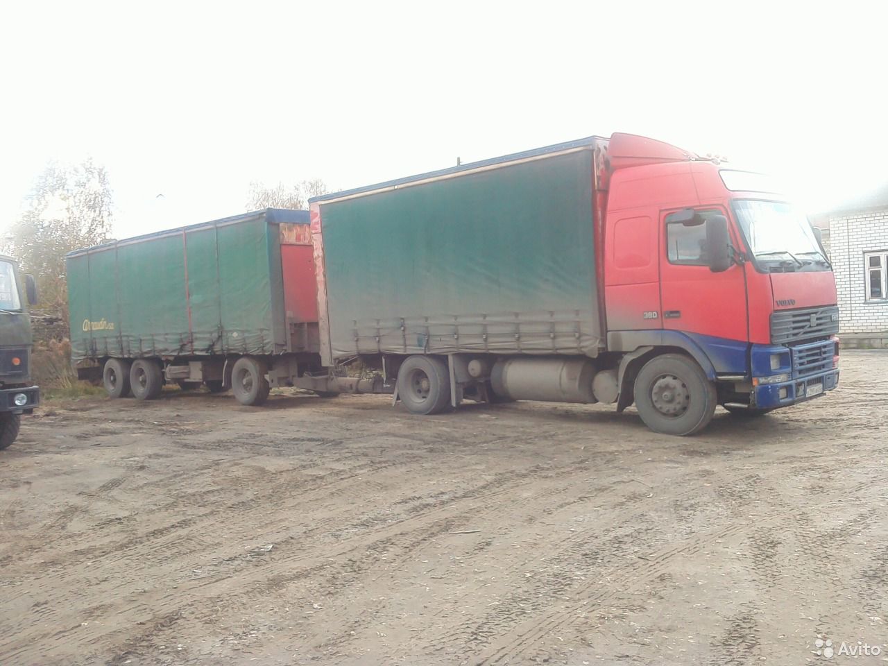 Тентованный грузовик Volvo FH12