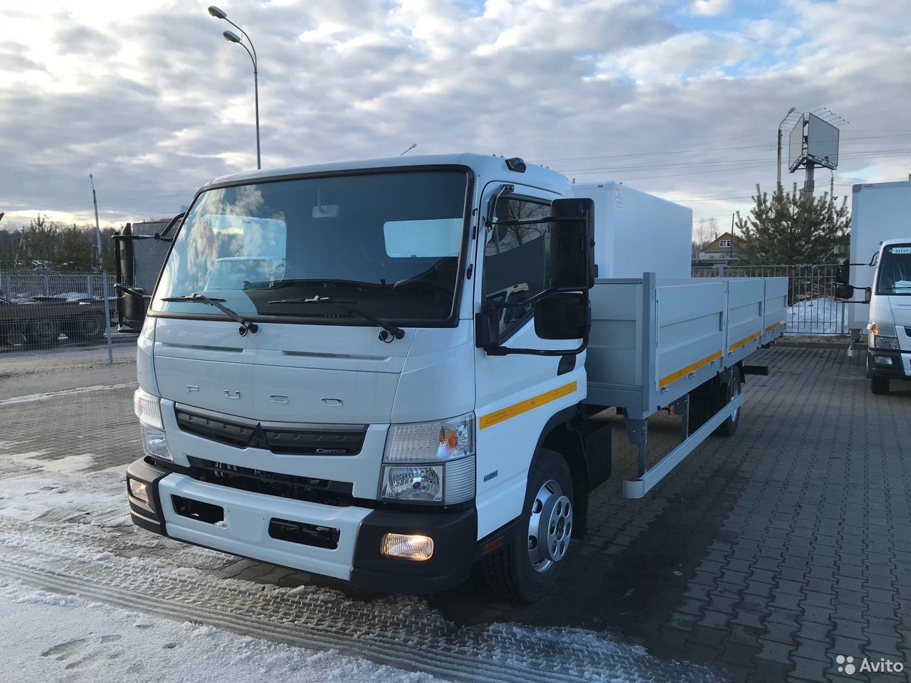 Бортовой автомобиль Mitsubishi Fuso Canter