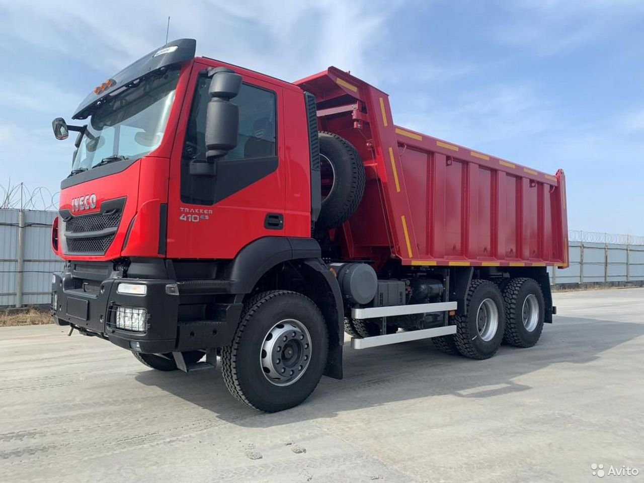 Самосвал Iveco Trakker