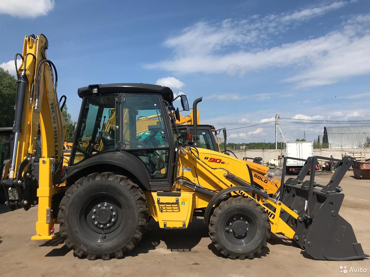 Экскаватор-погрузчик New Holland B90B с фрезой