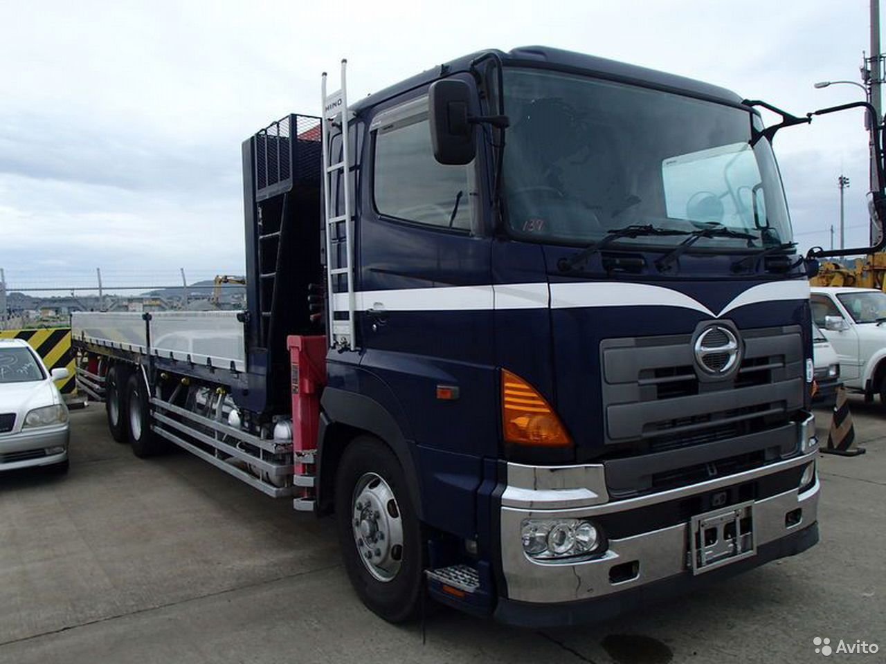 Бортовой грузовик с КМУ HINO Profia