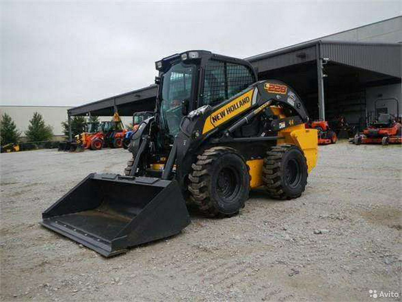 Мини-погрузчик New Holland L228