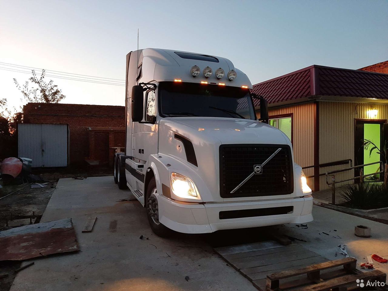 Седельный тягач Volvo VNL 670