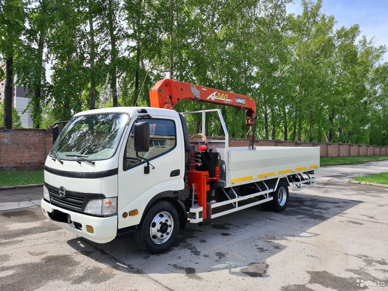 Бортовой грузовик с КМУ HINO 300 (Dutro)