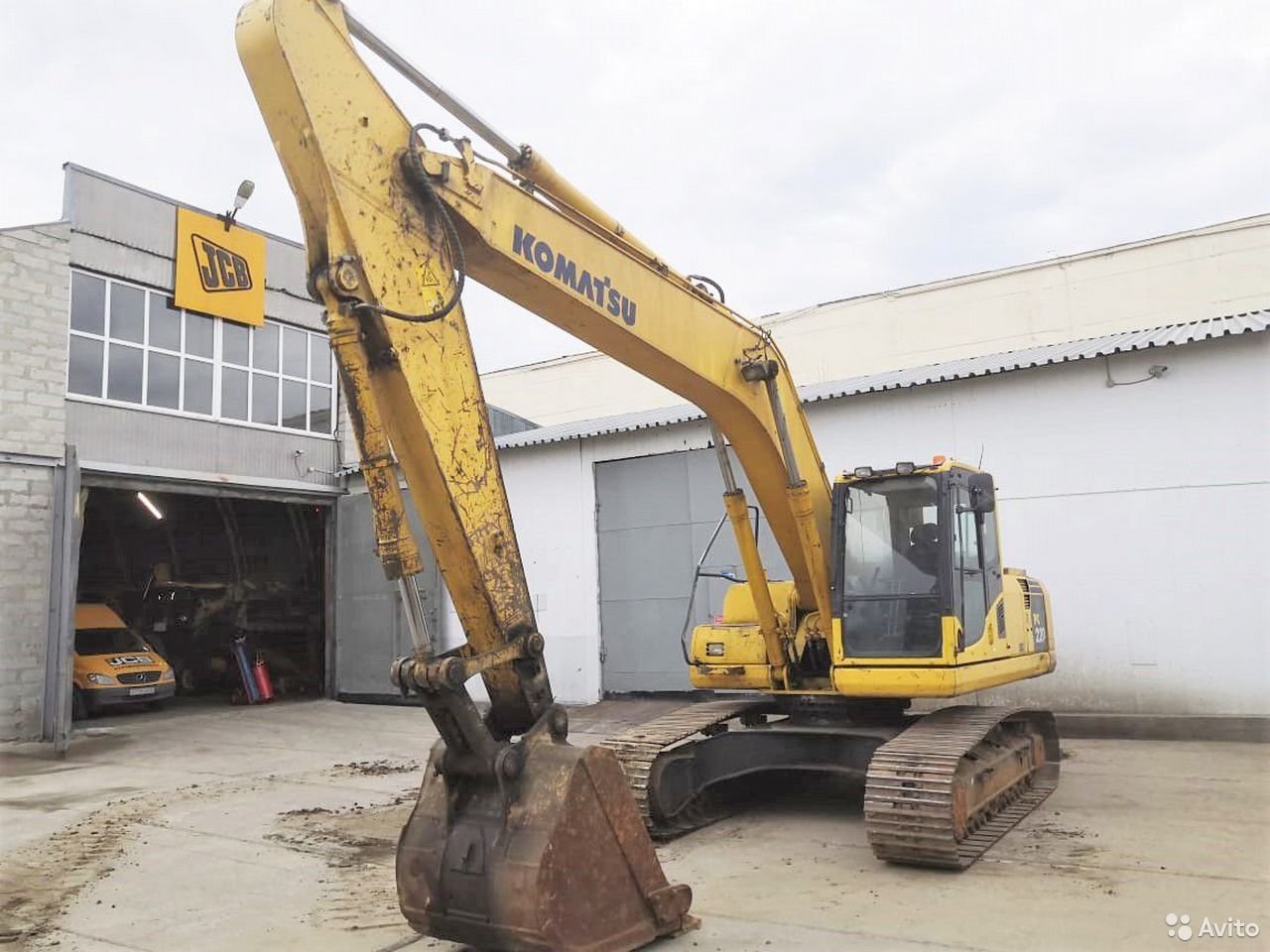 Гусеничный экскаватор Komatsu PC220-8