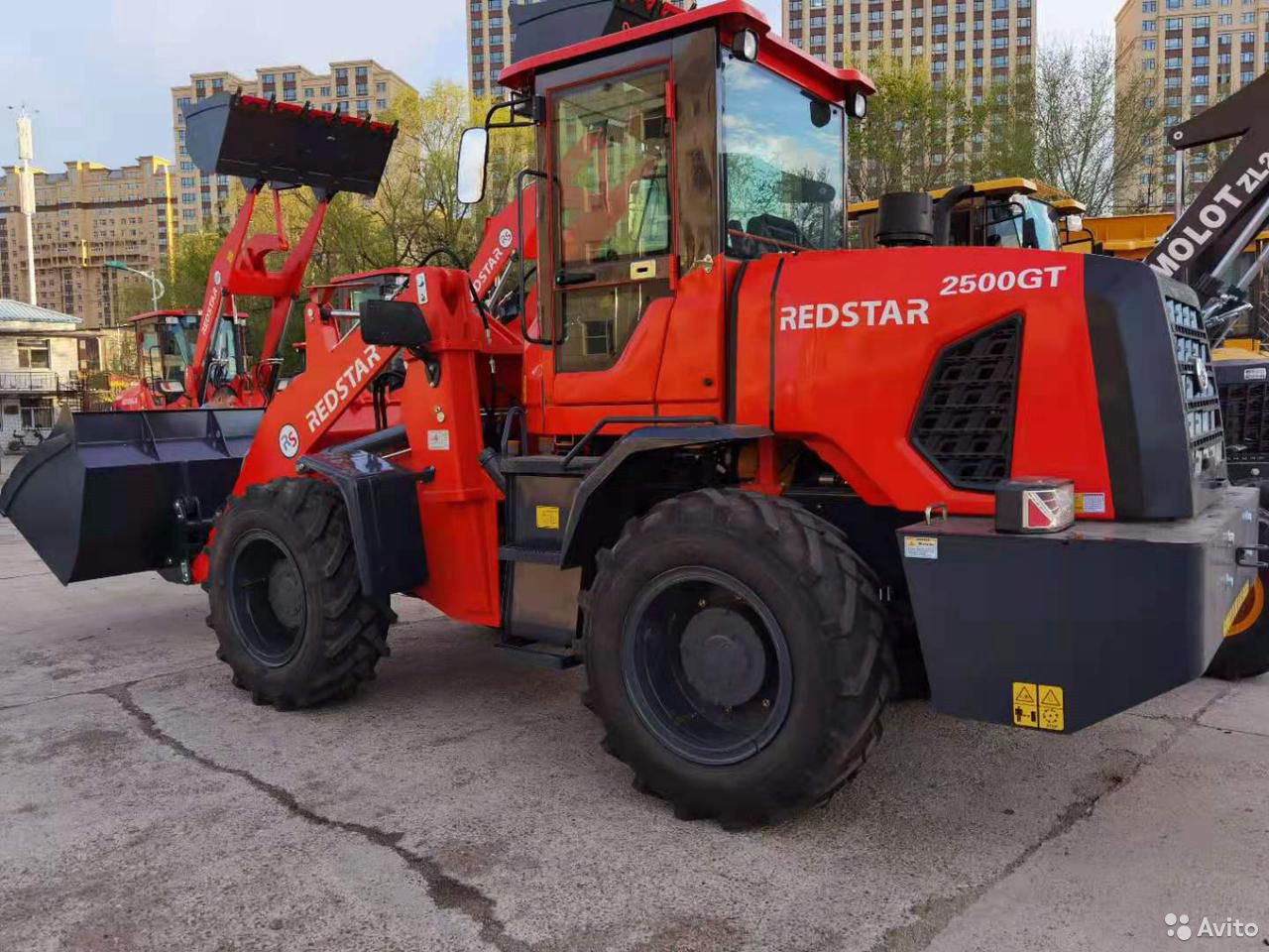 Фронтальный погрузчик RedStar 2500GT