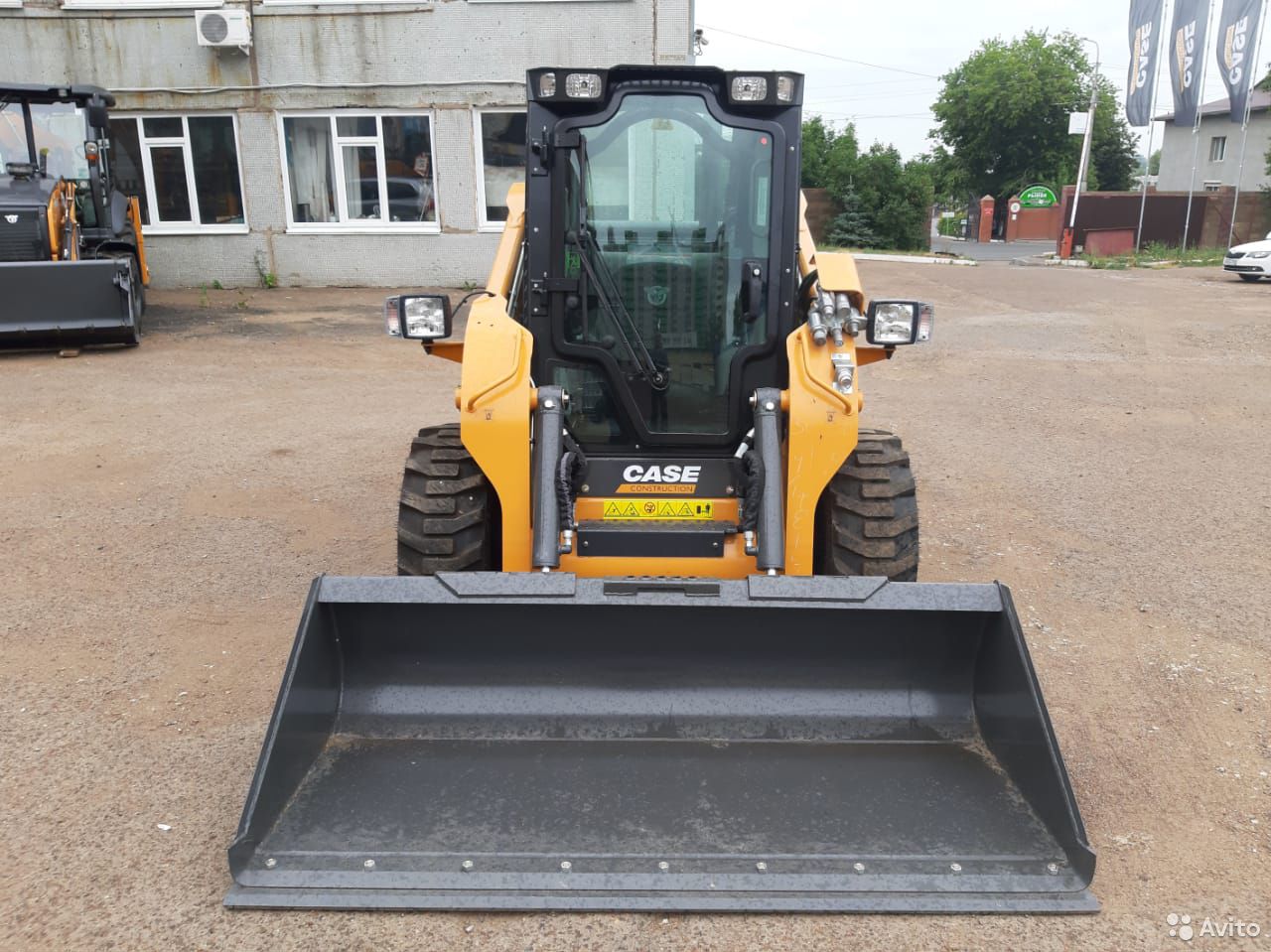 Мини-погрузчик Case SV250B