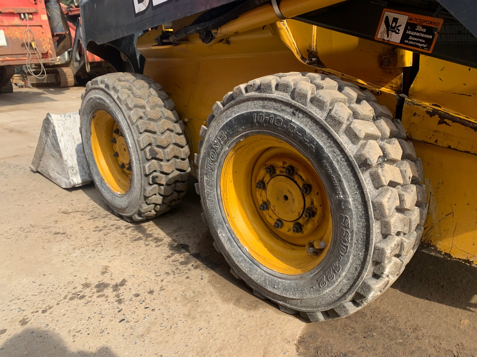 Мини-погрузчик John Deere 318D