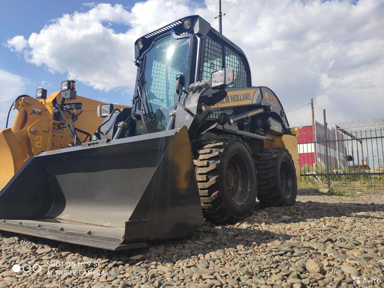 Мини-погрузчик New Holland L318