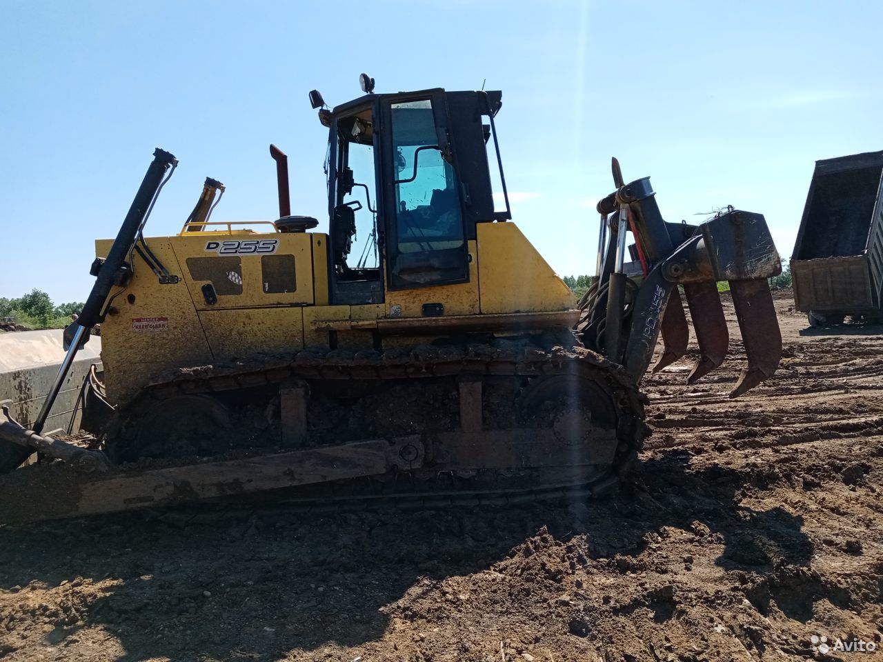 Гусеничный бульдозер New Holland D255