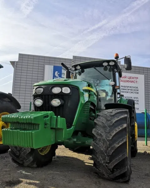 Трактор John Deere 7830