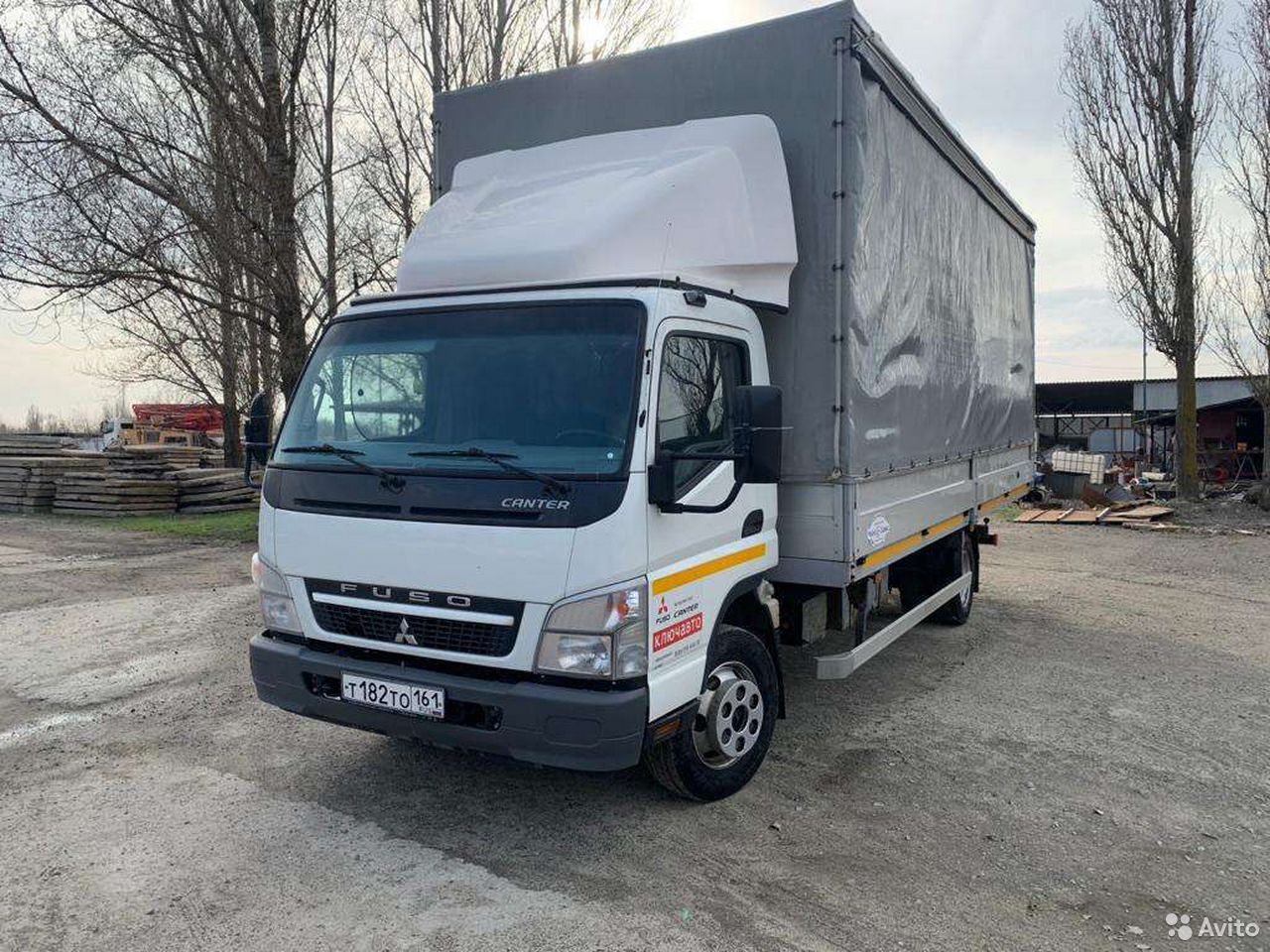 Тентованный автомобиль Mitsubishi Fuso