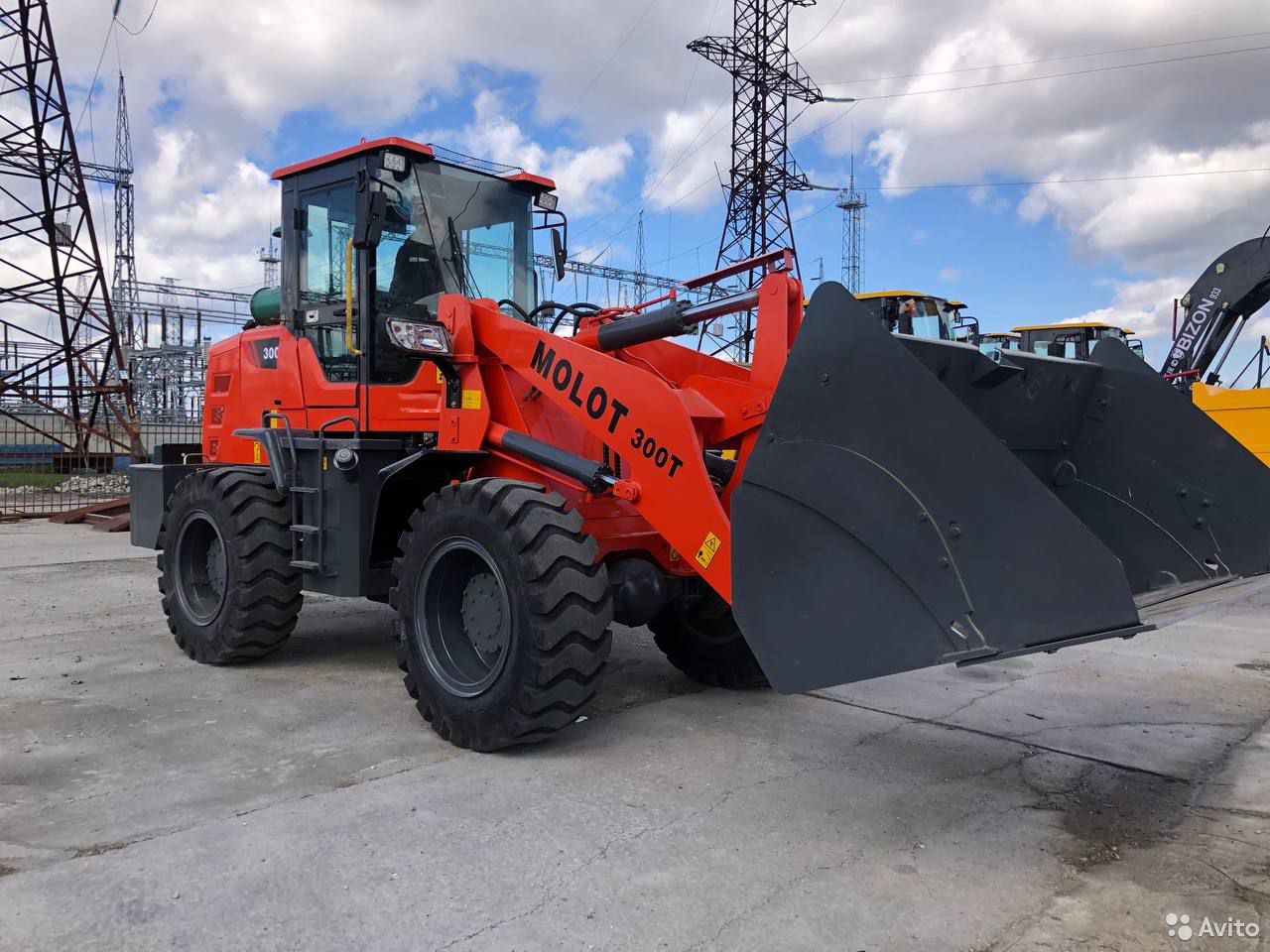 Фронтальный погрузчик MOLOT 300T