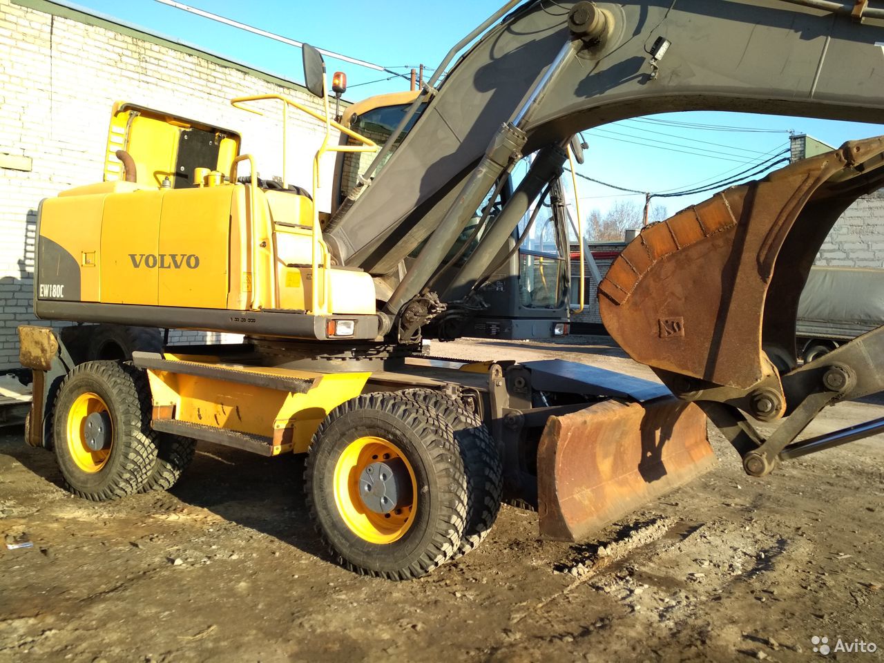 Колесный экскаватор Volvo EW180C