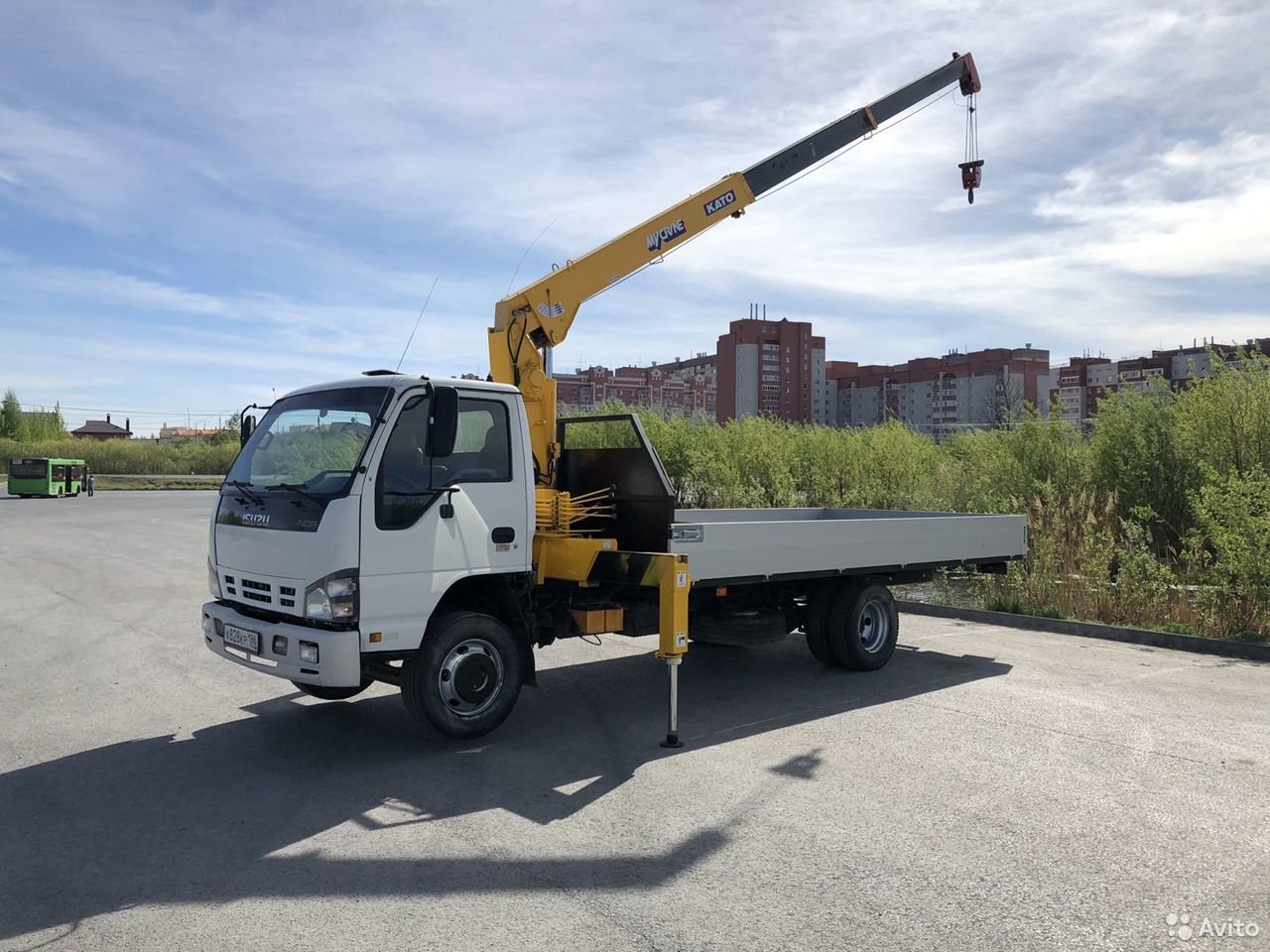 Бортовой грузовик с КМУ ISUZU NQR75
