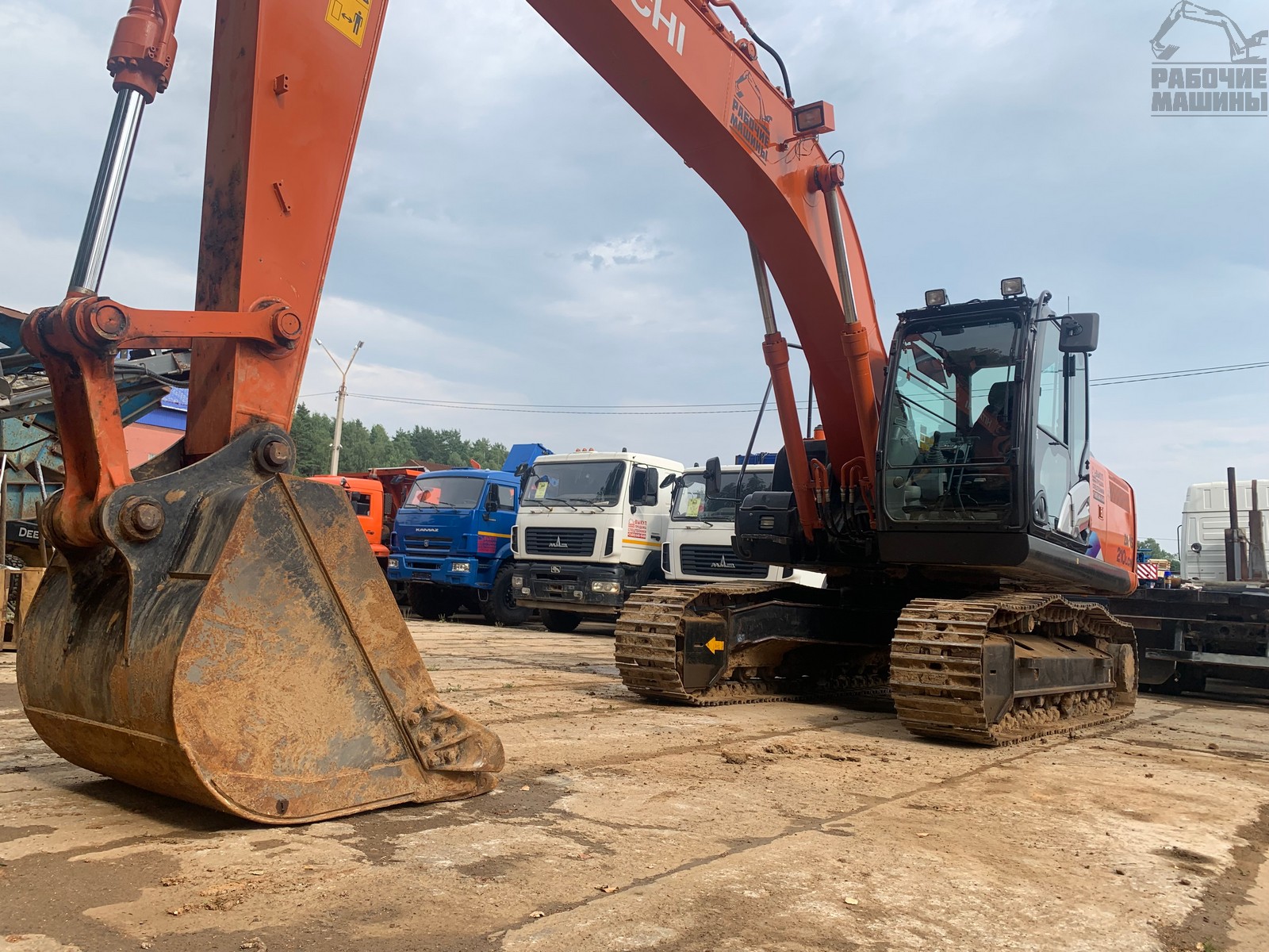 Гусеничный экскаватор Hitachi ZX210