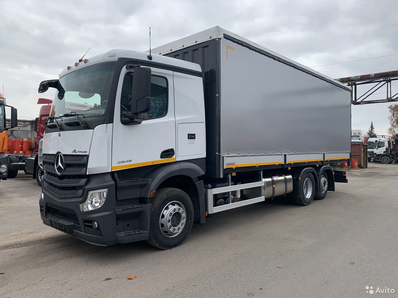 Тентованный грузовик Mercedes-Benz Actros 2545L