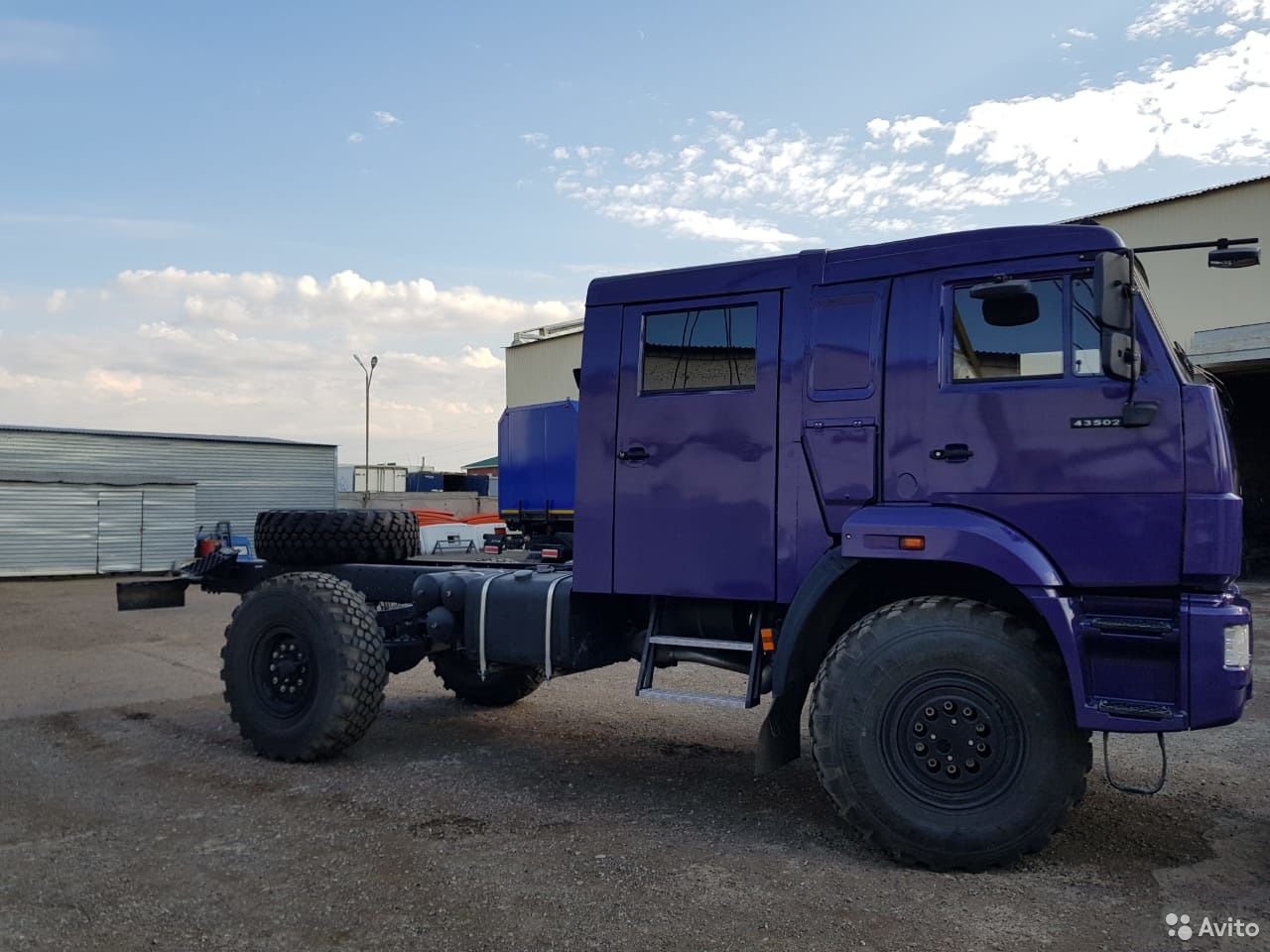 Бортовой грузовик КамАЗ 43502 с двухрядной кабиной