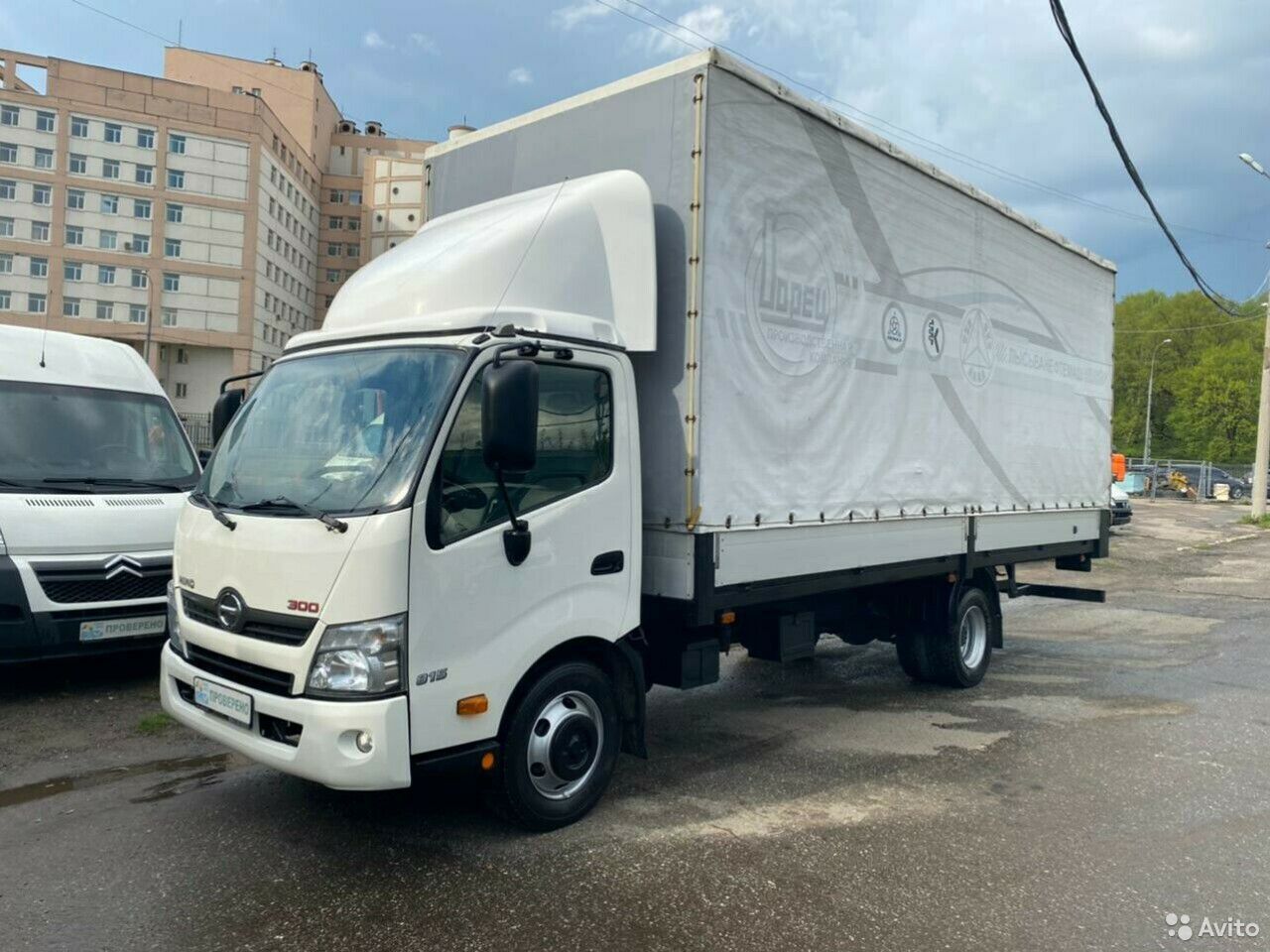 Тентованный автомобиль Hino 300 (Dutro)