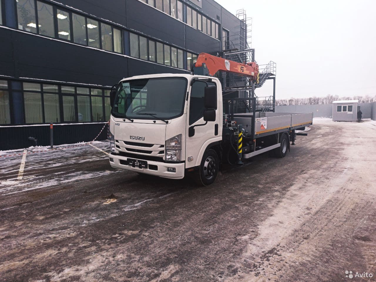 Бортовой грузовик с КМУ ISUZU Elf 9.5