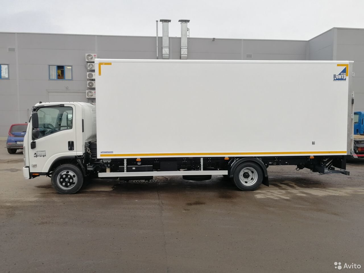 Промтоварный фургон Isuzu NQR90LM