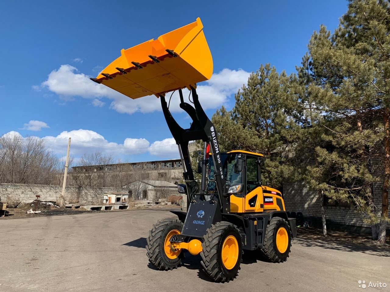 Фронтальный погрузчик BIZON 930