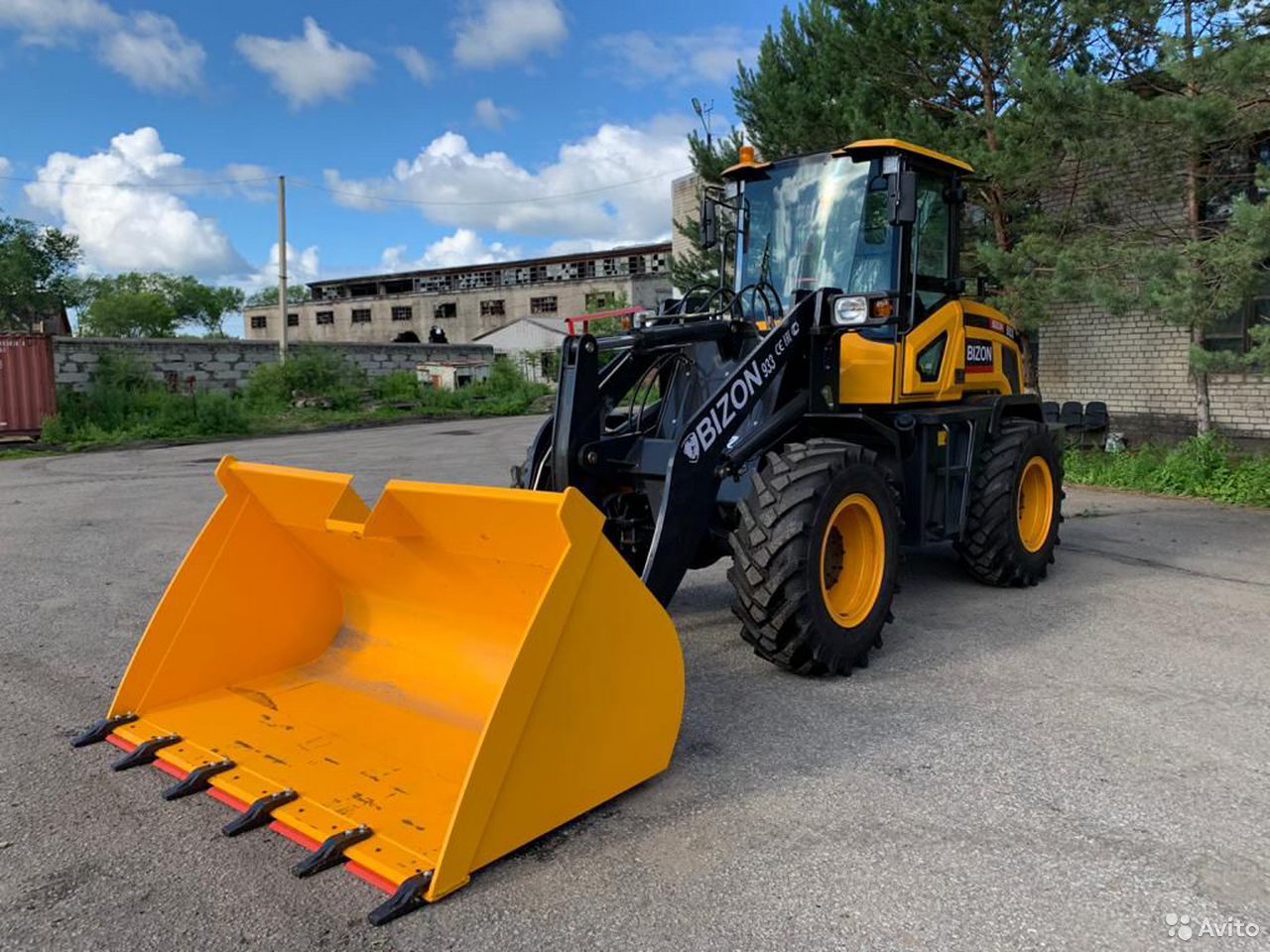 Фронтальный погрузчик BIZON 933