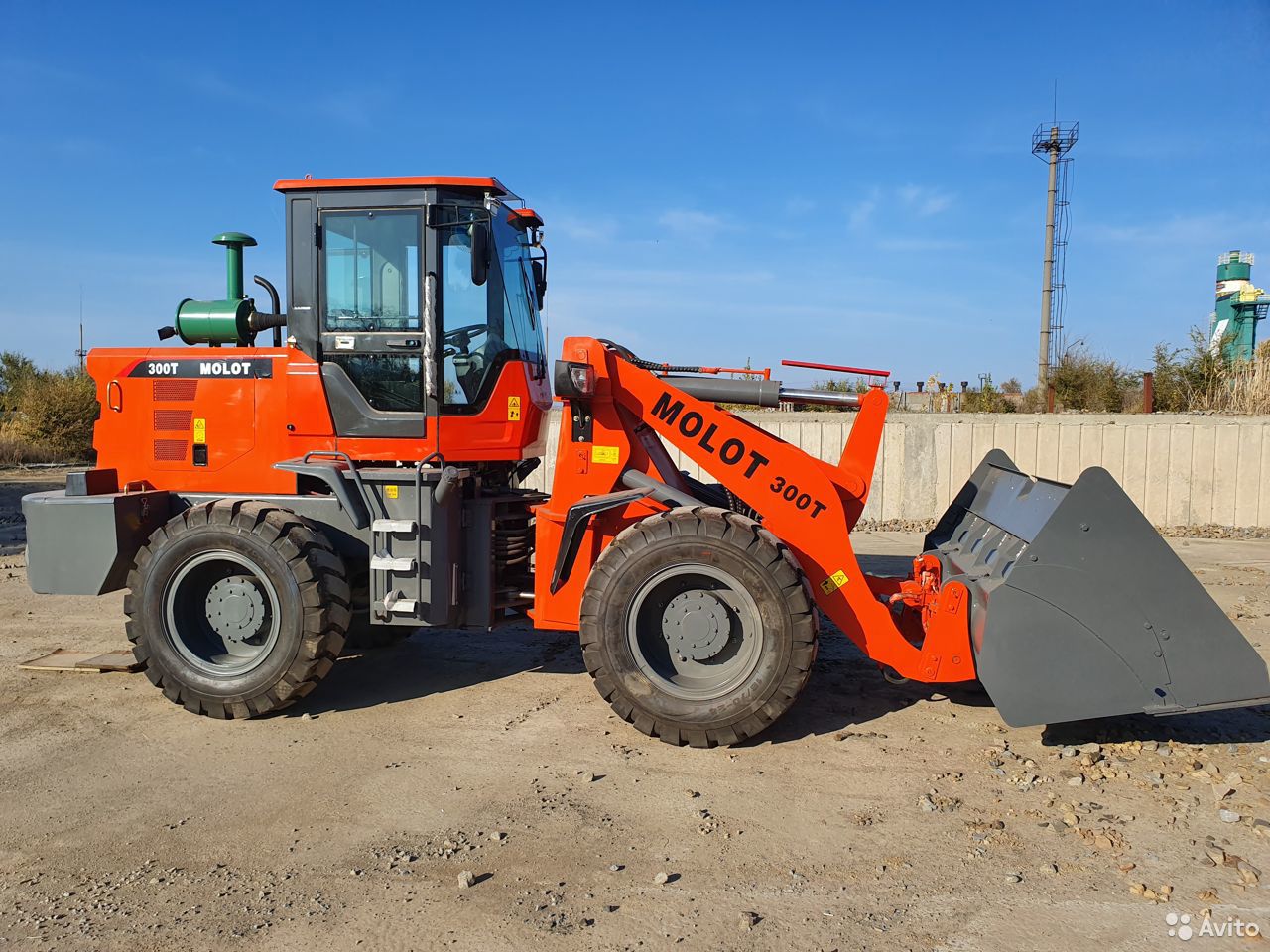 Фронтальный погрузчик MOLOT 300T