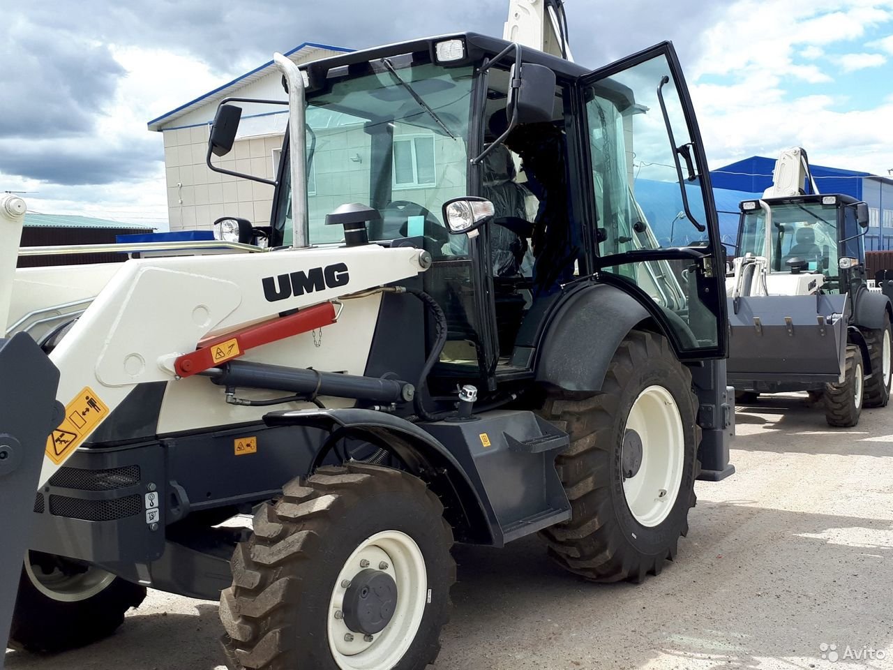 Экскаватор-погрузчик UMG TLB 825 (Terex)