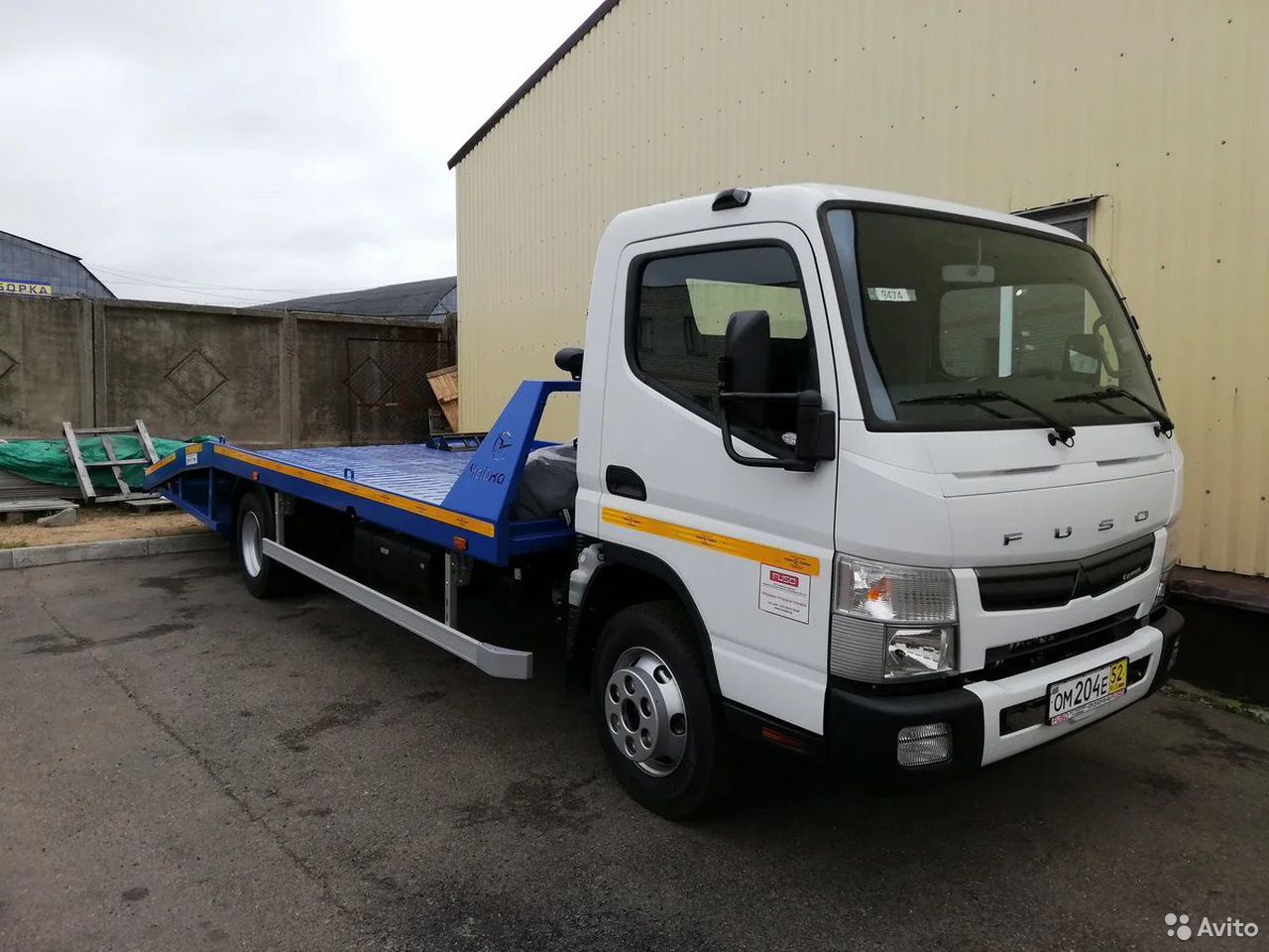 Эвакуатор Mitsubishi Fuso Canter с ломаной платформой