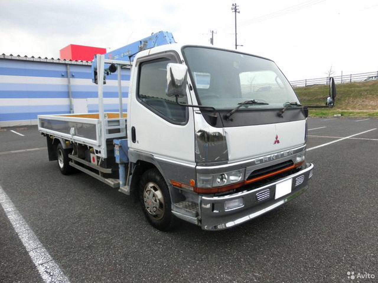 Бортовой грузовик с КМУ Mitsubishi Fuso Canter