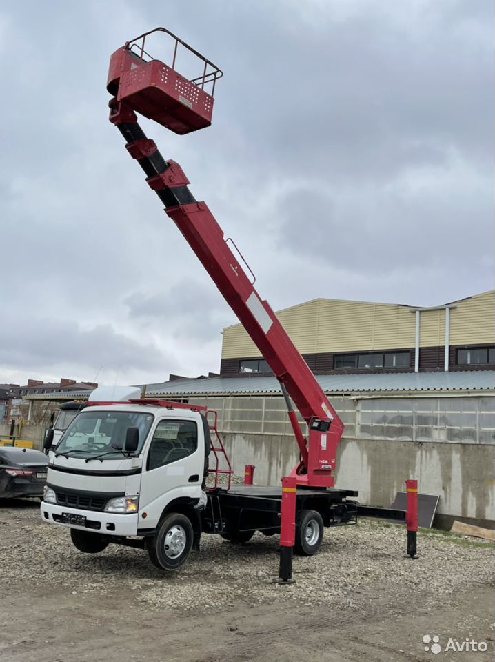 Автовышка Toyota Dyna с АГП Tadano AT-22