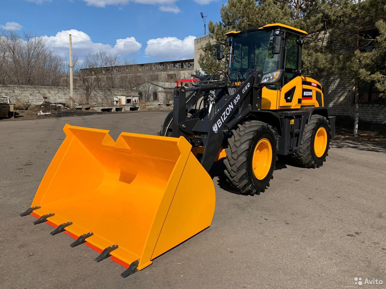 Фронтальный погрузчик BIZON 930
