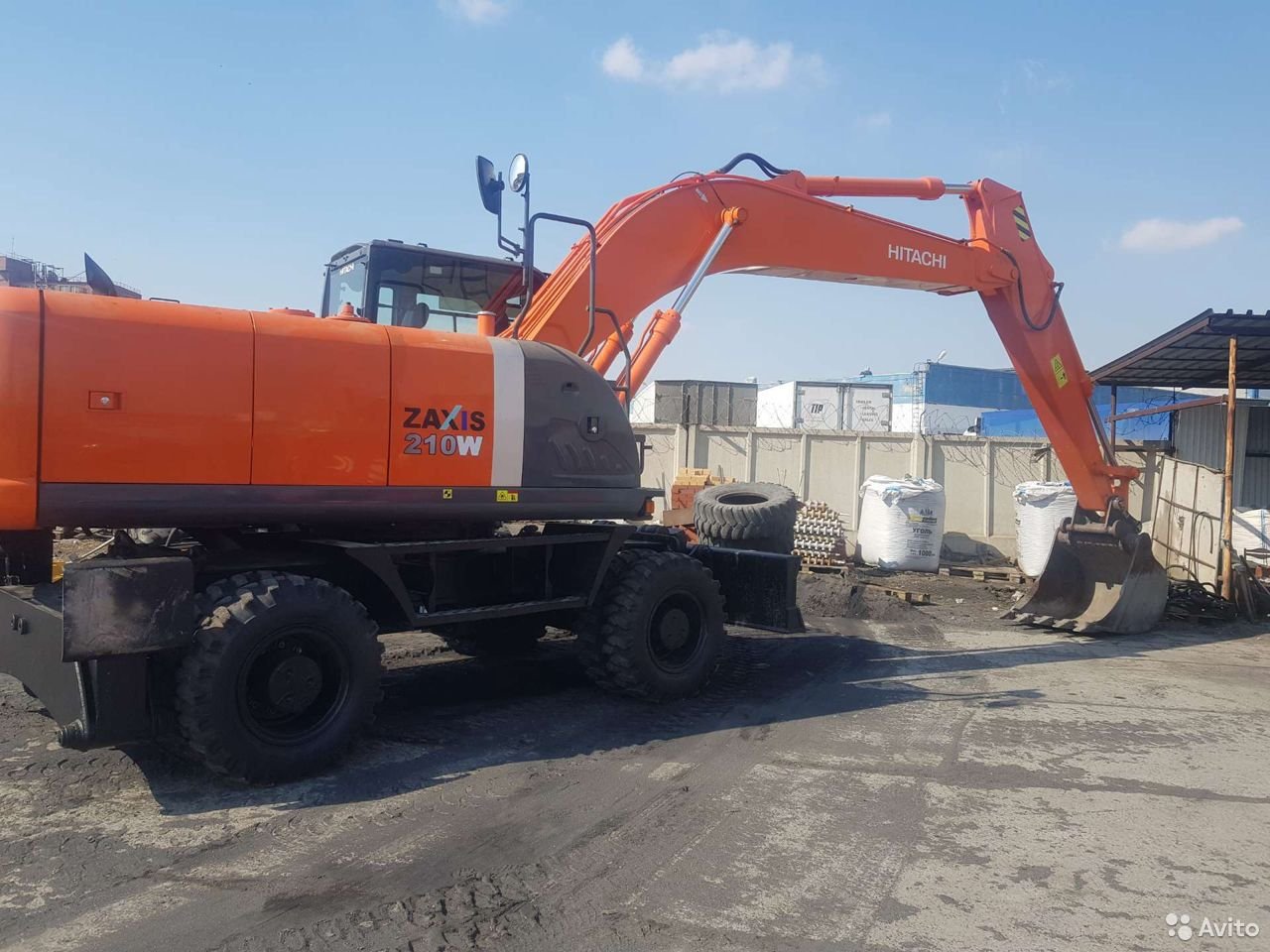 Колесный экскаватор Hitachi ZX210W-3