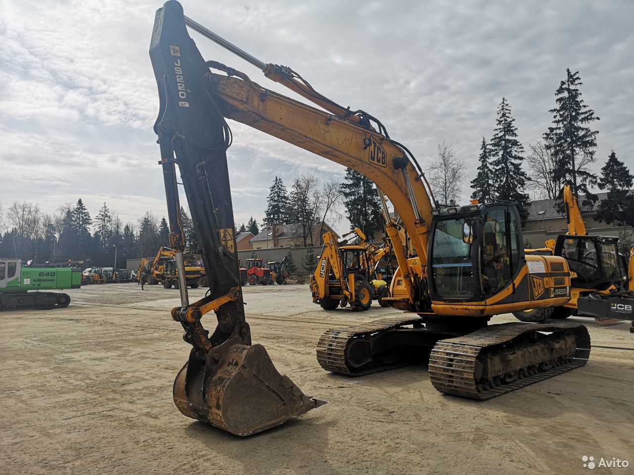 Гусеничный экскаватор JCB JS220