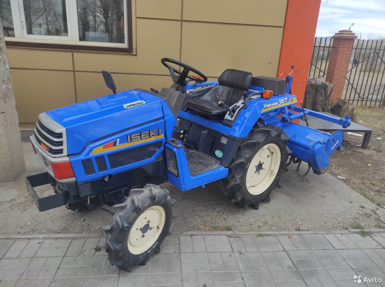 Мини-трактор Iseki TU157 с почвенной фрезой