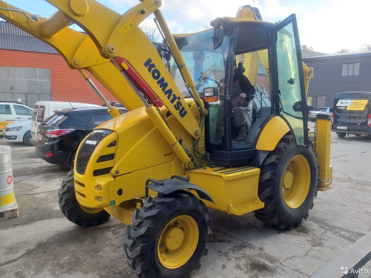 Экскаватор-погрузчик Komatsu WB93R-5E0