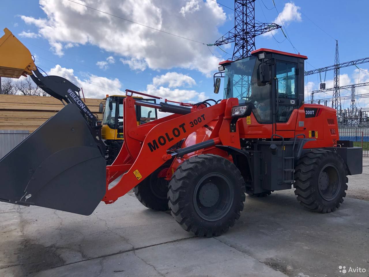 Фронтальный погрузчик MOLOT 300T