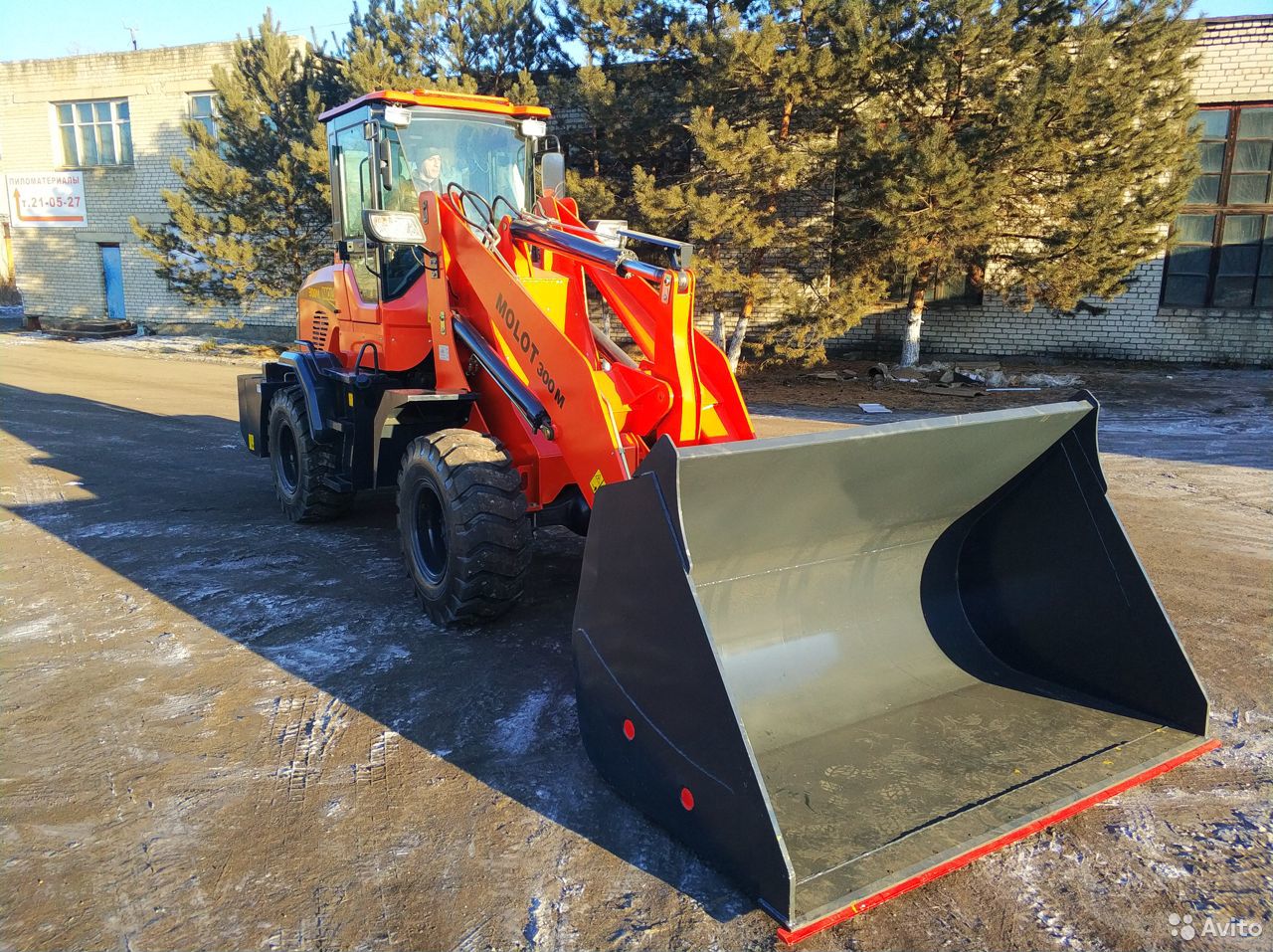 Фронтальный погрузчик MOLOT 300M