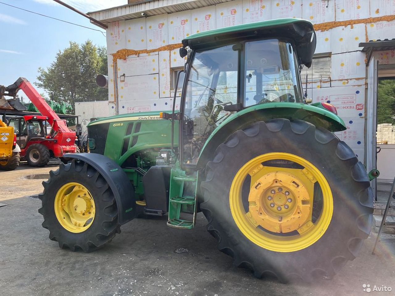 Трактор John Deere 6135