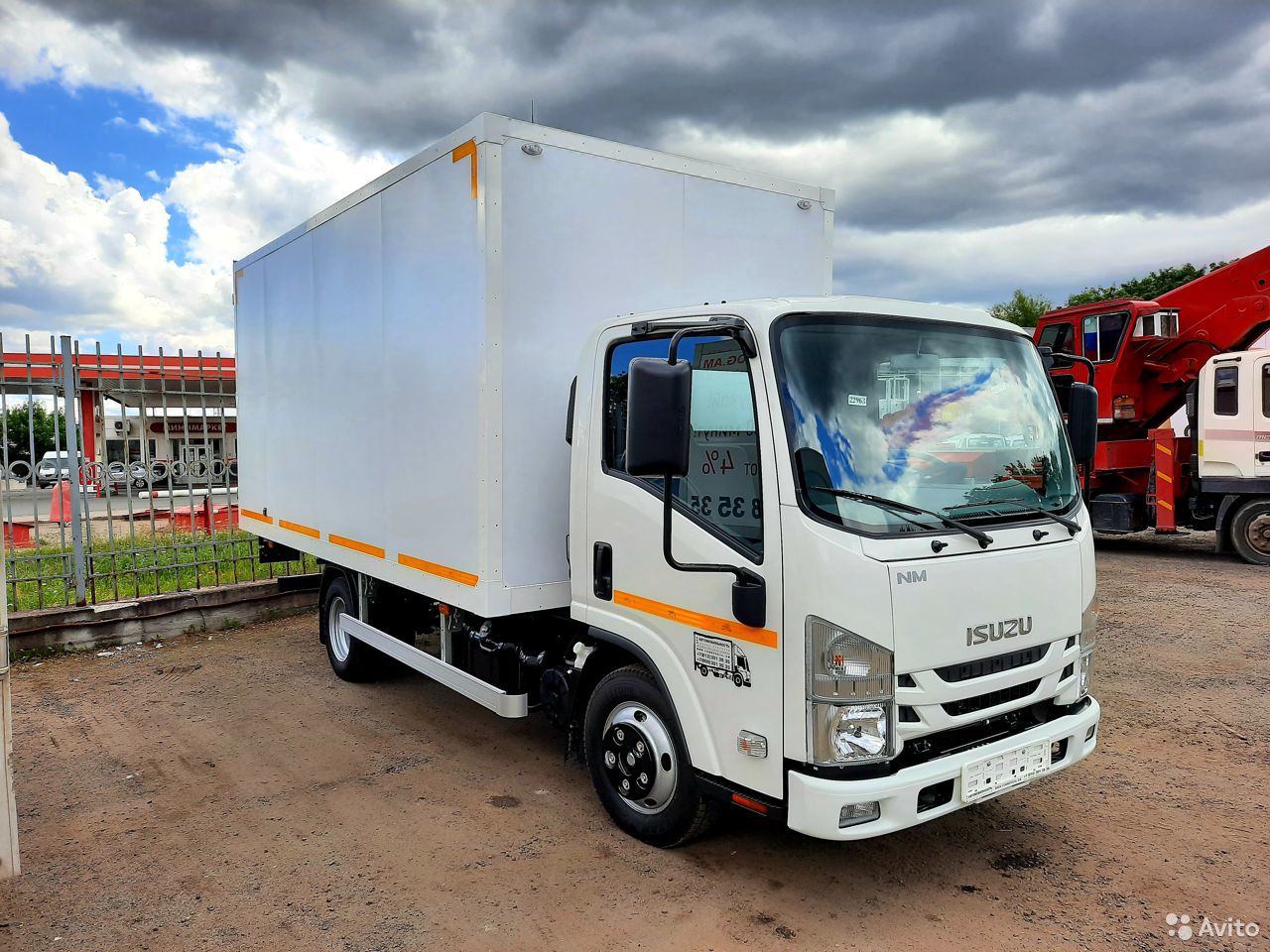 Промтоварный фургон Isuzu NMR85