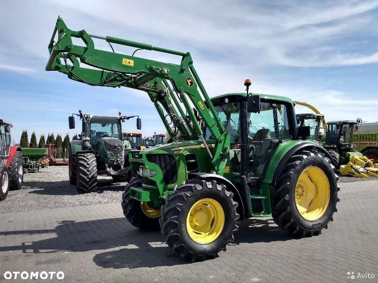 Трактор John Deere 6330