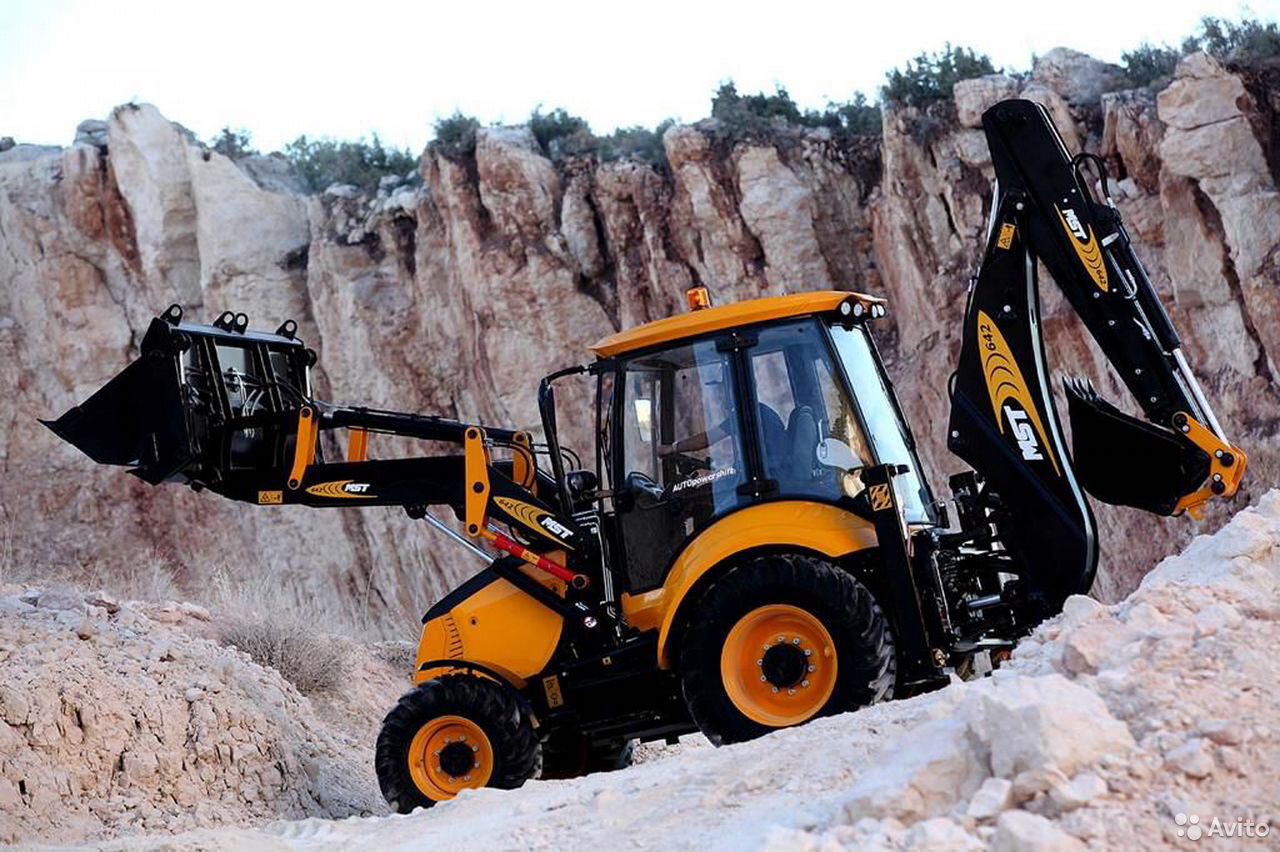Экскаватор-погрузчик MST M642 Plus +